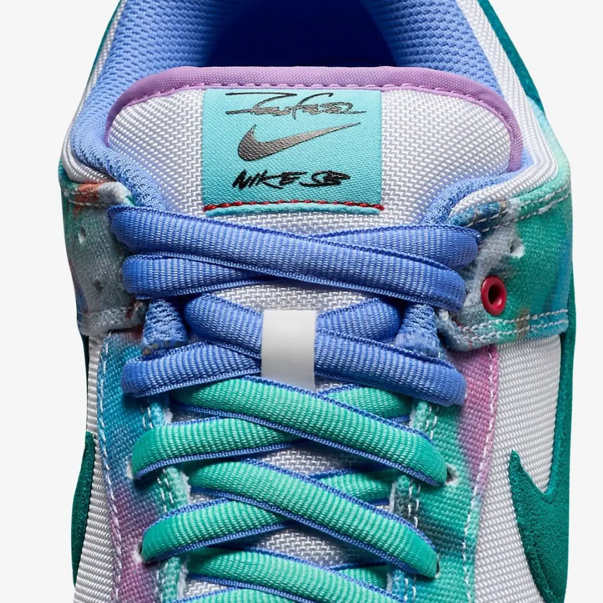 La vision artistique de Futura prend son envol sur la nouvelle Nike SB Dunk Low