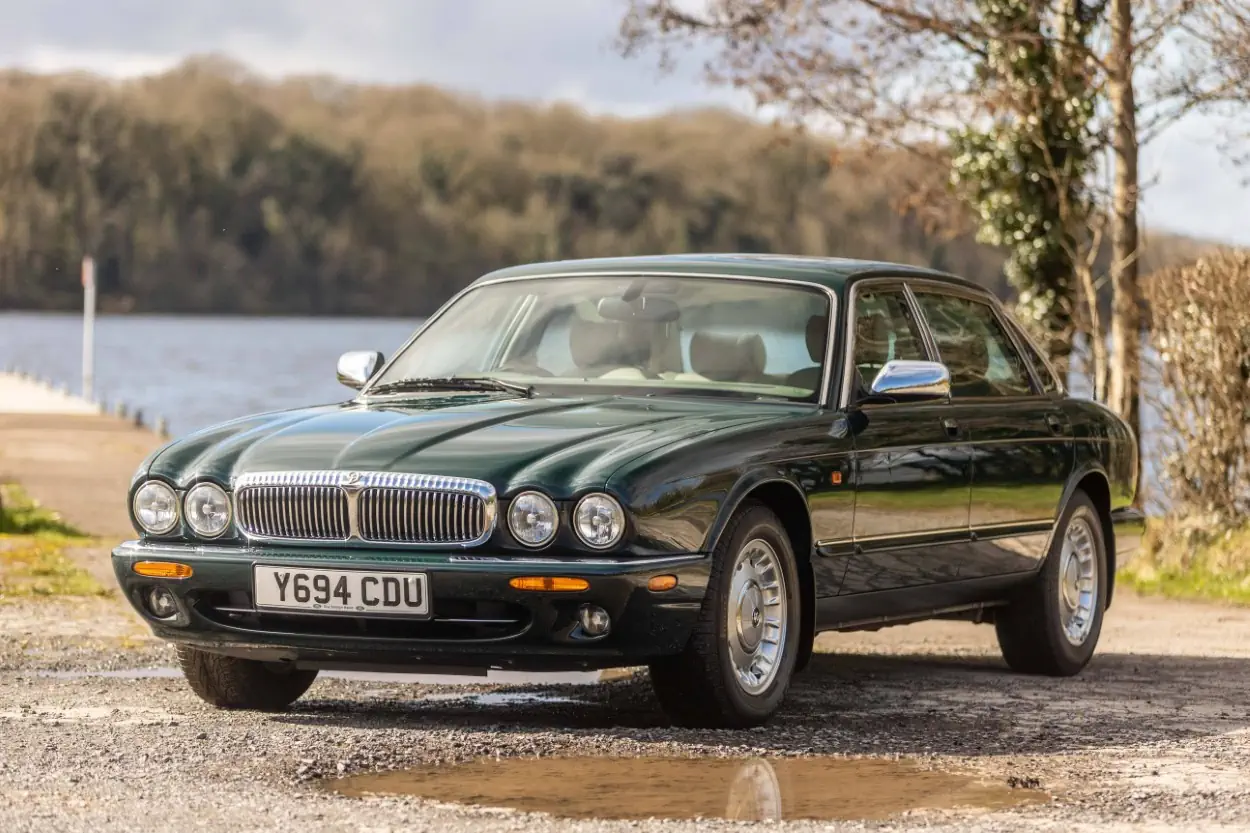 La Daimler Majestic 2001 de la reine Élisabeth II est actuellement mise aux enchères par Bonhams. Vous pouvez désormais posséder un morceau de l'histoire royale !