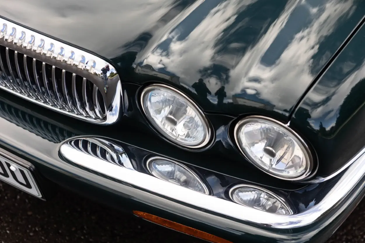 La Daimler Majestic 2001 de la reine Élisabeth II est actuellement mise aux enchères par Bonhams. Vous pouvez désormais posséder un morceau de l'histoire royale !