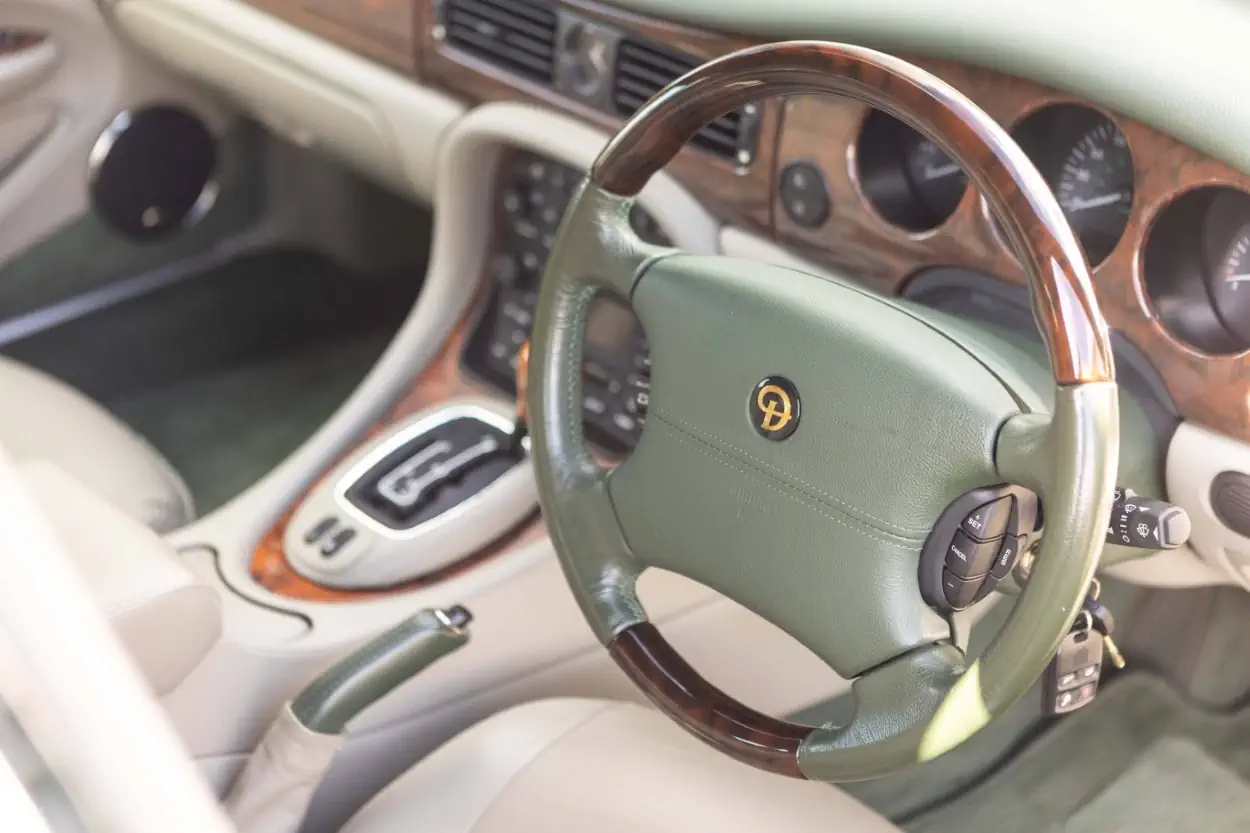 La Daimler Majestic 2001 de la reine Élisabeth II est actuellement mise aux enchères par Bonhams. Vous pouvez désormais posséder un morceau de l'histoire royale !