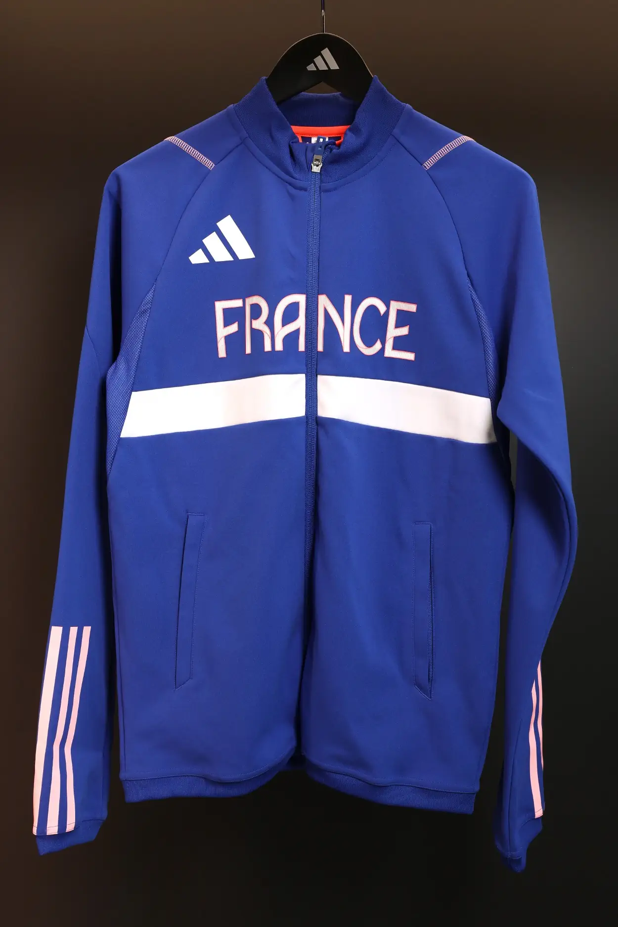 Adidas Devoile La Tenue Officielle De L equipe Pour Paris 2024 Concue Pour La Performance Et La Fierte Nationale ESSENTIAL HOMME