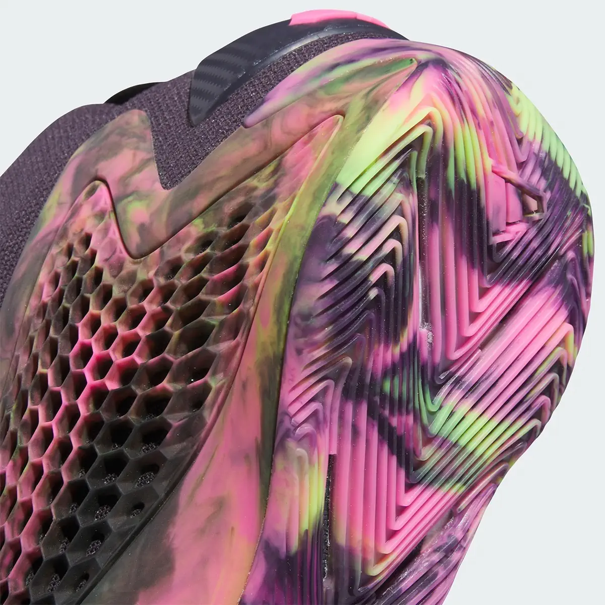 La adidas AE1 “Pink Multi-Color” illumine le parquet