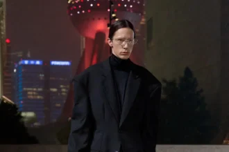 BALENCIAGA collection Croisière 2025, Un jour de pluie à Shanghai devient une poésie incontrôlée