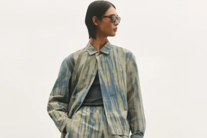 COS dévoile une collection en édition limitée célébrant le shibori, un art japonais en voie de disparition