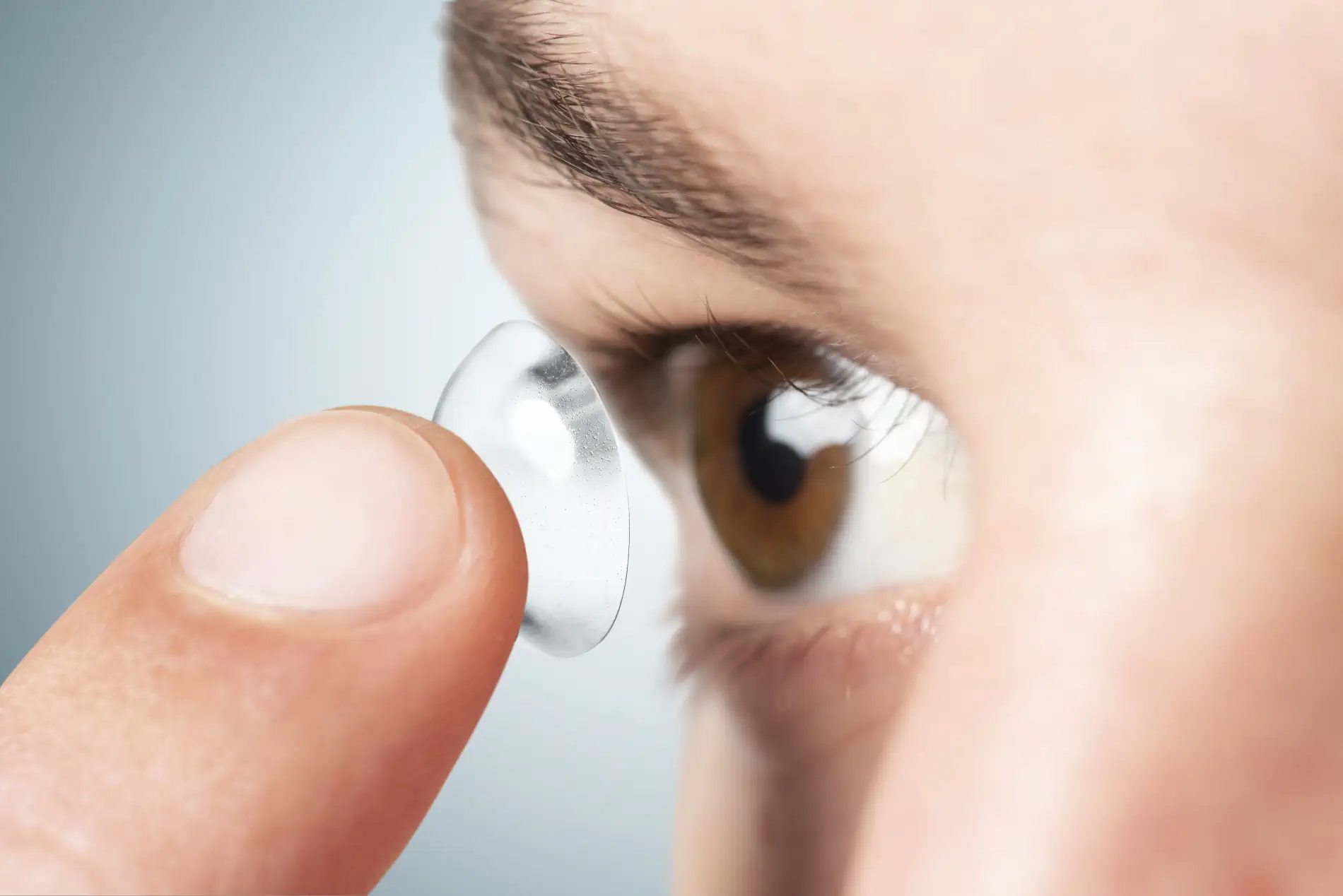 Des lentilles de contact pour hommes : faut-il opter pour des lentilles claires ou colorées ?
