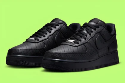 La Nike Air Force 1 Low “Triple Black” perforée dévoile un classique prêt pour l'été