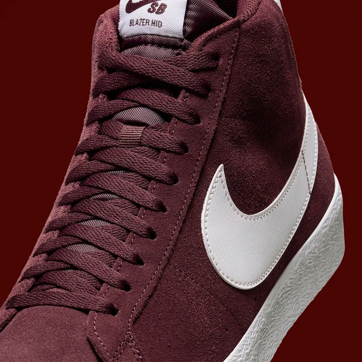 La Nike SB Blazer Mid s'agrandit avec le daim “Burgundy Crush”