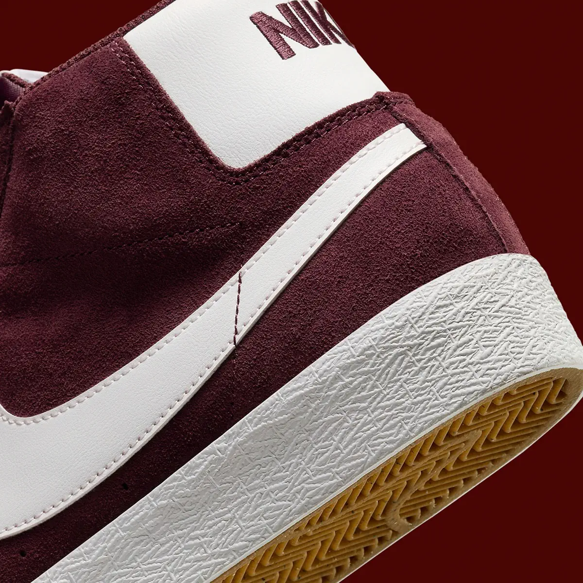 La Nike SB Blazer Mid s'agrandit avec le daim “Burgundy Crush”