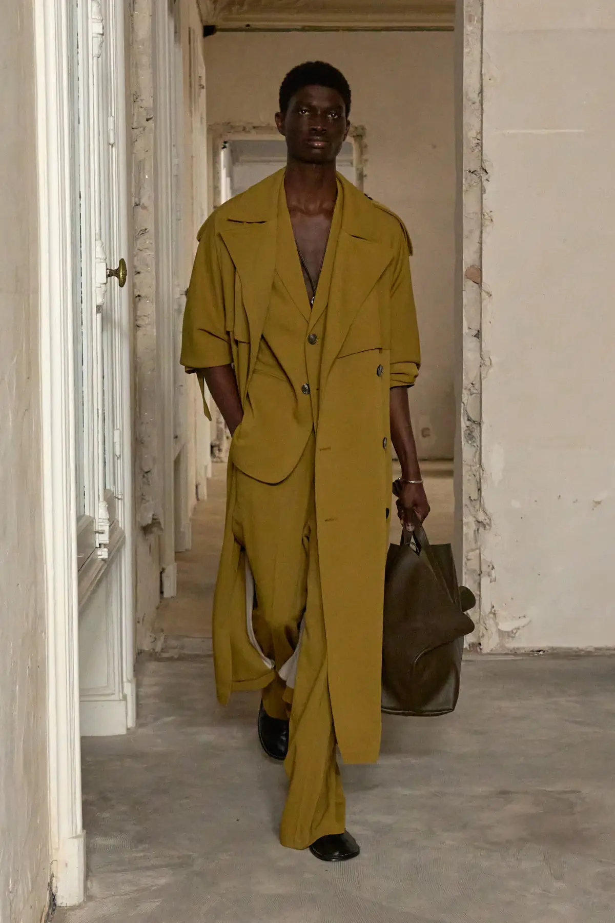 AMI Paris Printemps 2025, le chic parisien sans effort pour un été décontracté