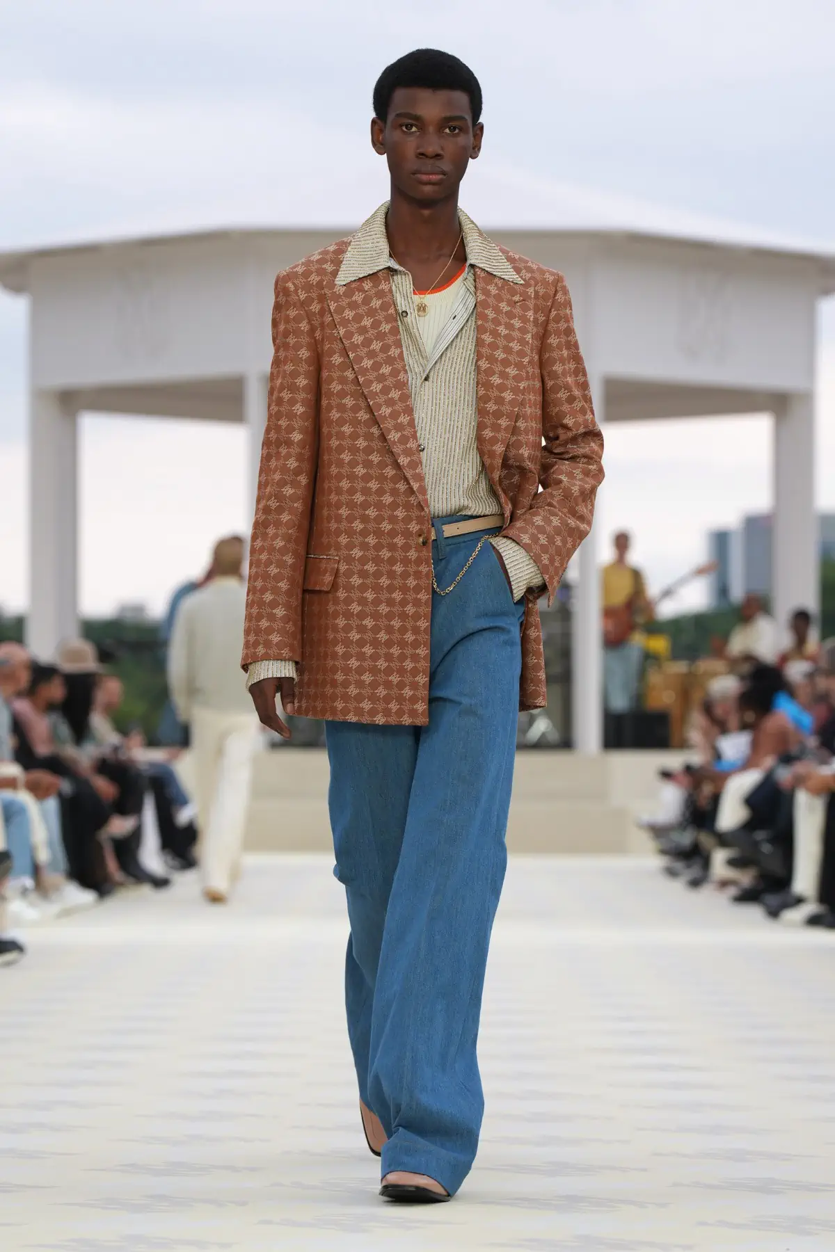 AMIRI Printemps 2025, Le glam californien de rêve réimagine le cool du milieu du siècle