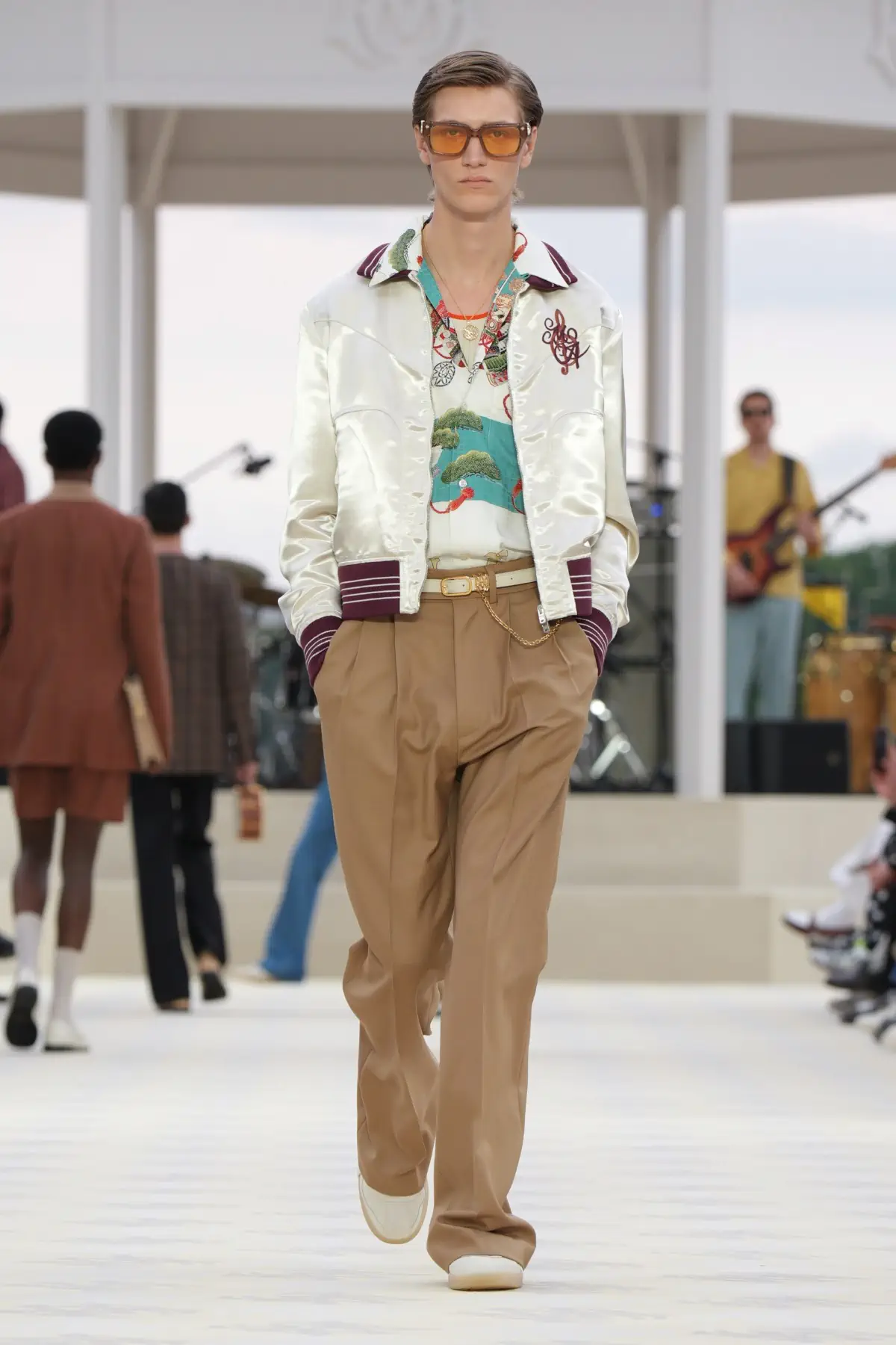 AMIRI Printemps 2025, Le glam californien de rêve réimagine le cool du milieu du siècle