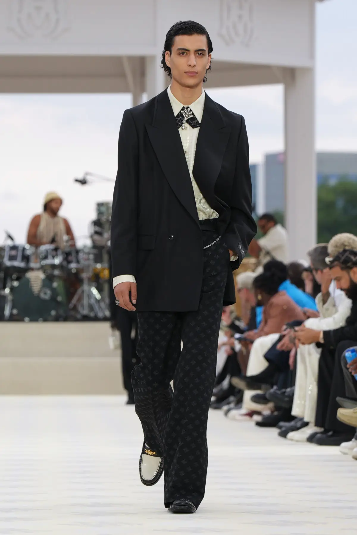 AMIRI Printemps 2025, Le glam californien de rêve réimagine le cool du milieu du siècle