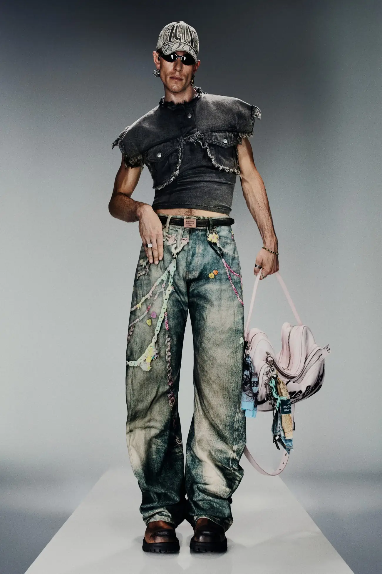 Acne Studios Printemps 2025, le chic des super-héros rencontre la rébellion des genres