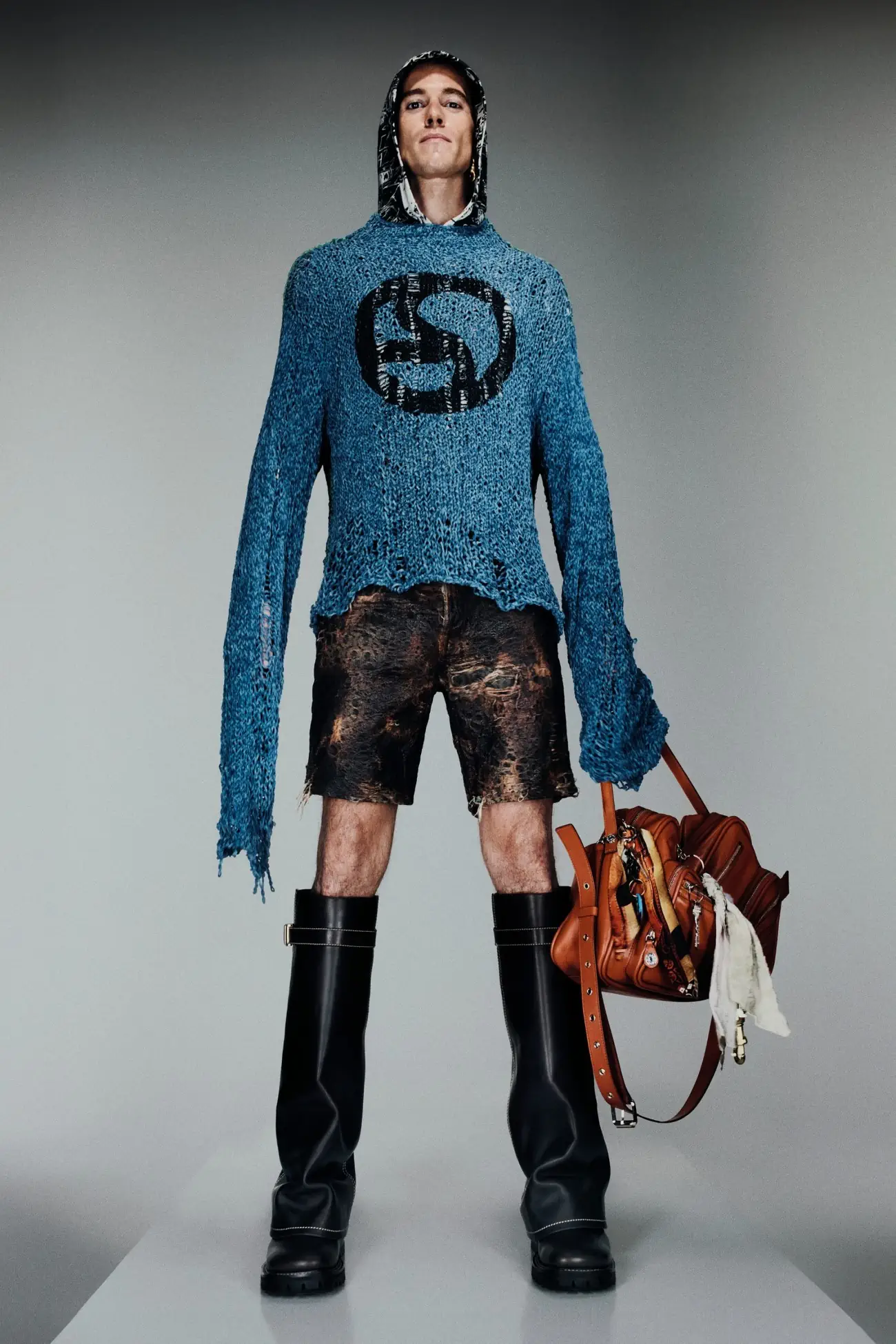 Acne Studios Printemps 2025, le chic des super-héros rencontre la rébellion des genres