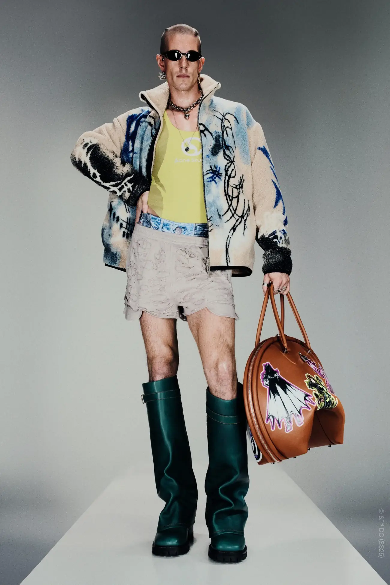 Acne Studios Printemps 2025, le chic des super-héros rencontre la rébellion des genres