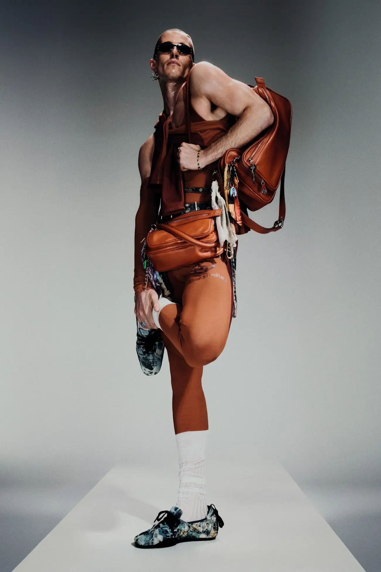 Acne Studios Printemps 2025, le chic des super-héros rencontre la rébellion des genres