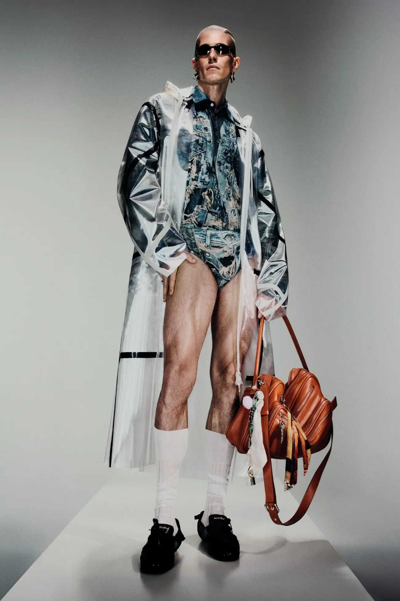 Acne Studios Printemps 2025, le chic des super-héros rencontre la rébellion des genres