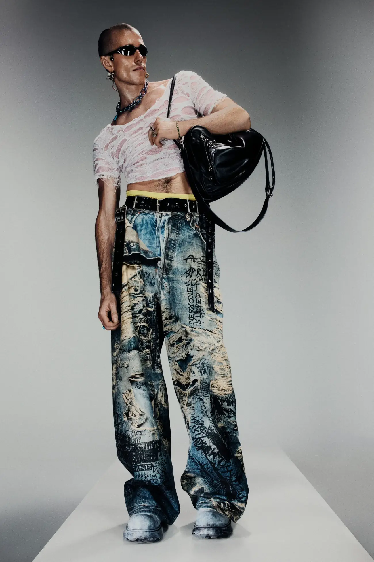 Acne Studios Printemps 2025, le chic des super-héros rencontre la rébellion des genres