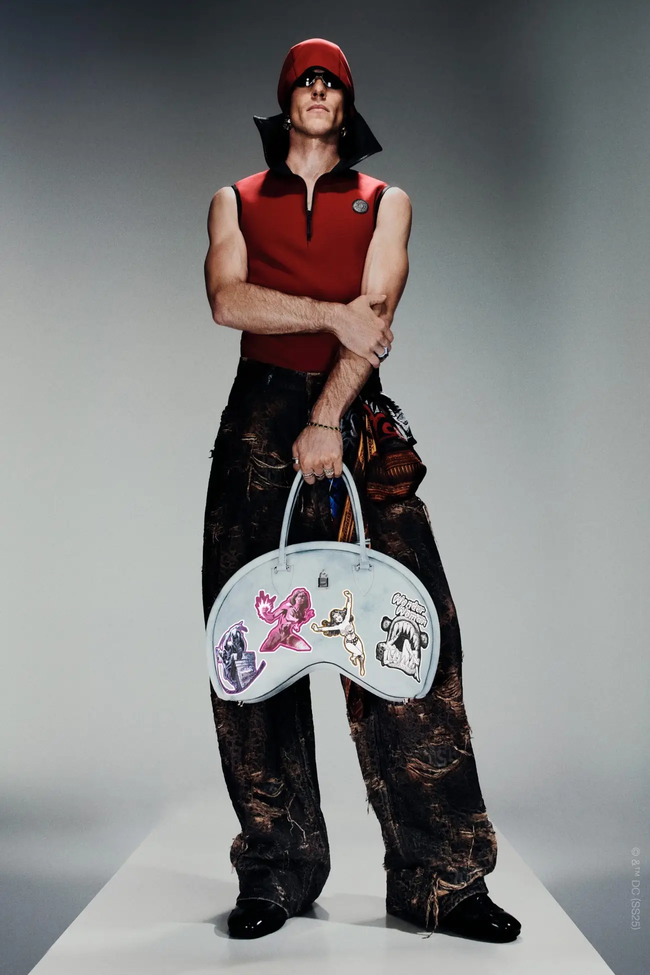 Acne Studios Printemps 2025, le chic des super-héros rencontre la rébellion des genres