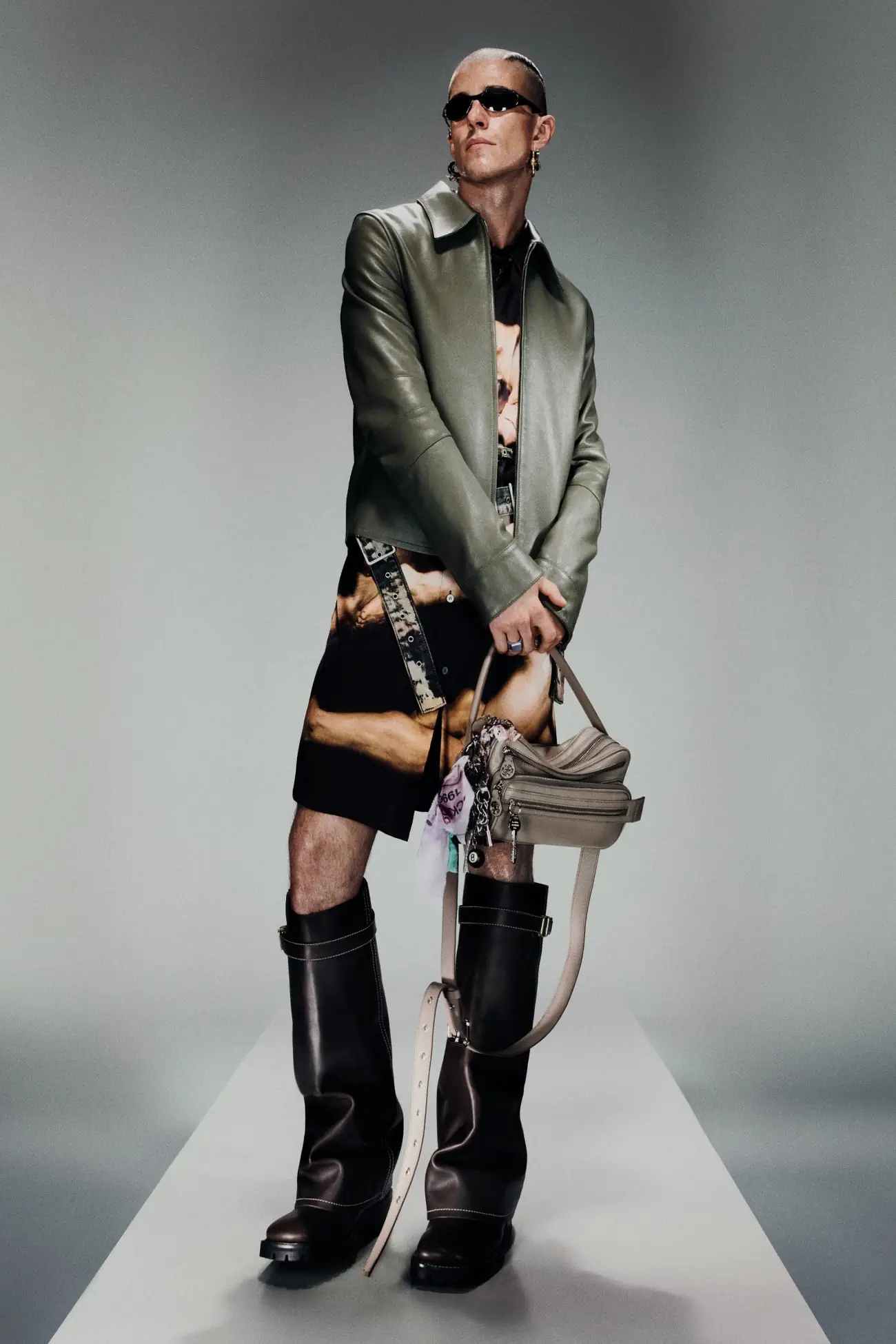 Acne Studios Printemps 2025, le chic des super-héros rencontre la rébellion des genres