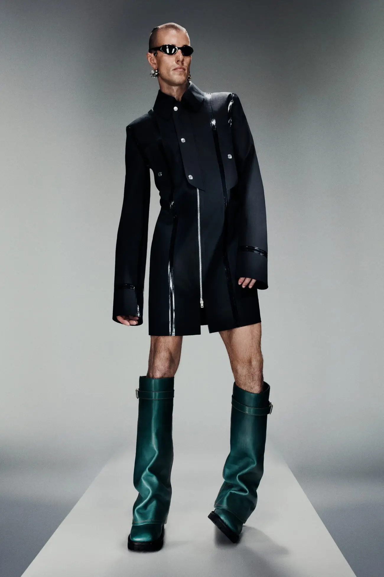 Acne Studios Printemps 2025, le chic des super-héros rencontre la rébellion des genres