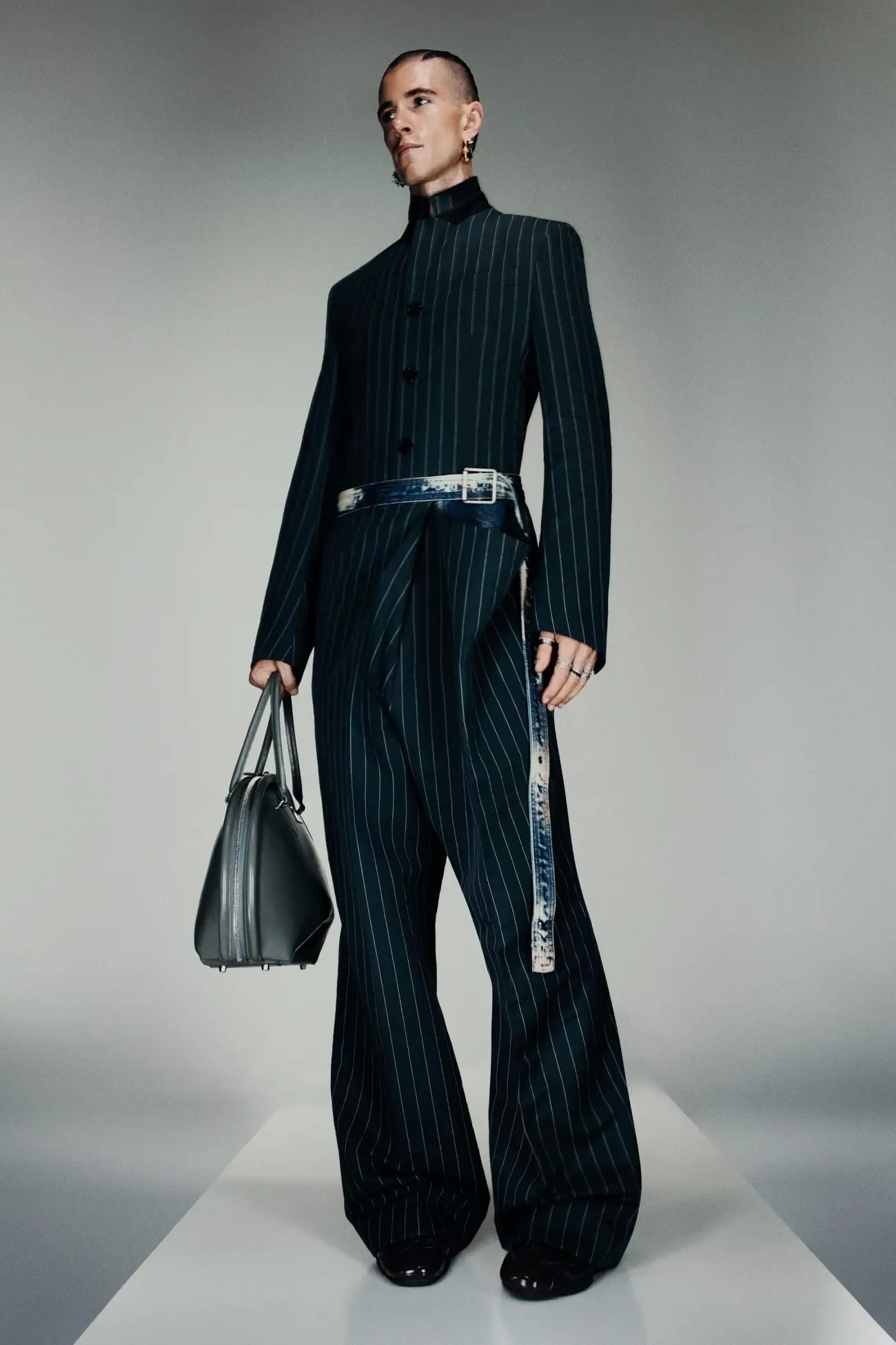Acne Studios Printemps 2025, le chic des super-héros rencontre la rébellion des genres