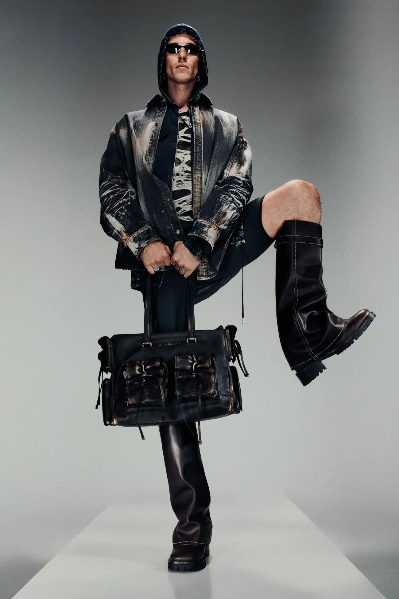 Acne Studios Printemps 2025, le chic des super-héros rencontre la rébellion des genres
