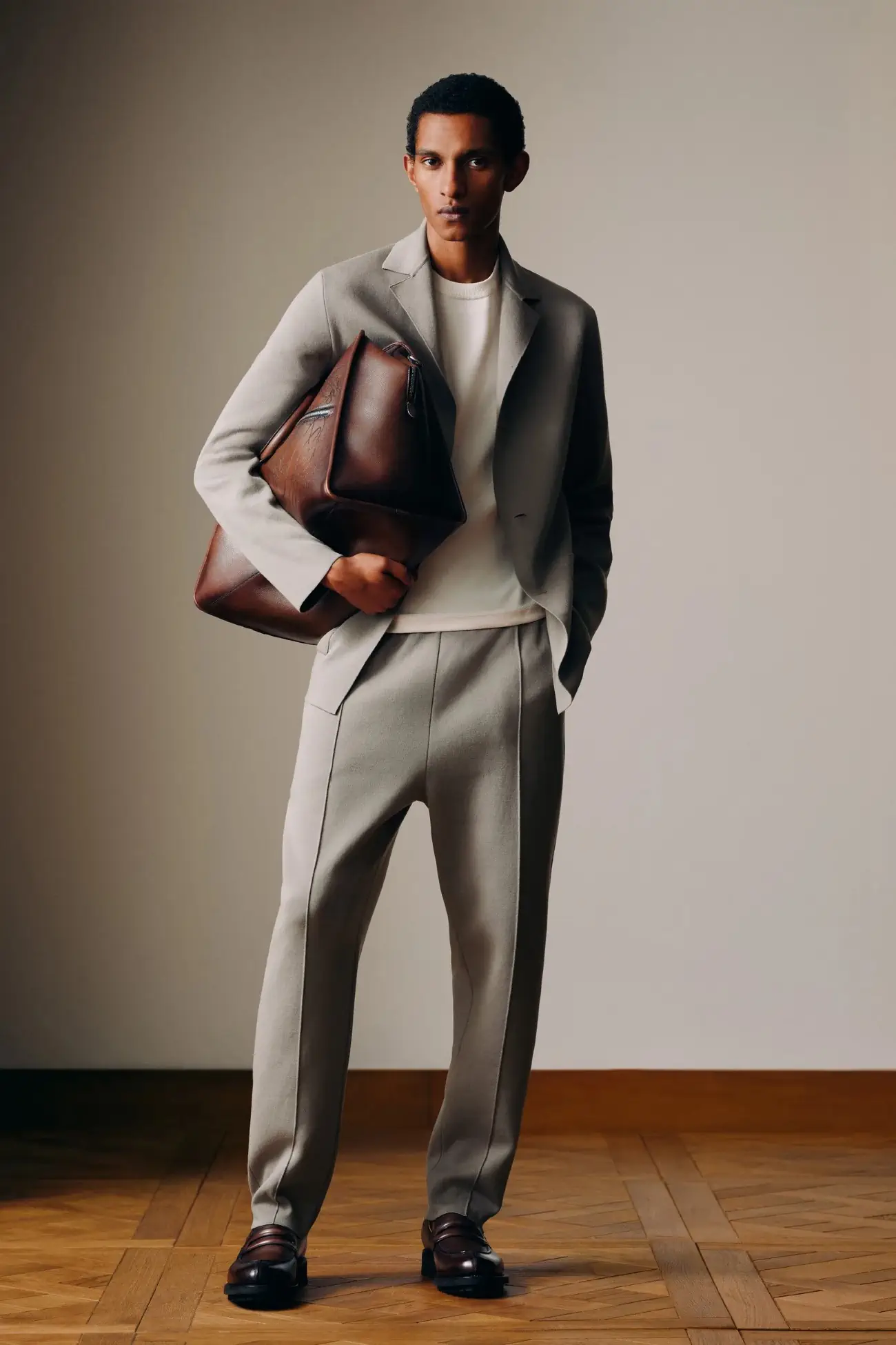 Berluti Printemps 2025, des baskets élégantes au chic olympique, une collection pour l'homme moderne