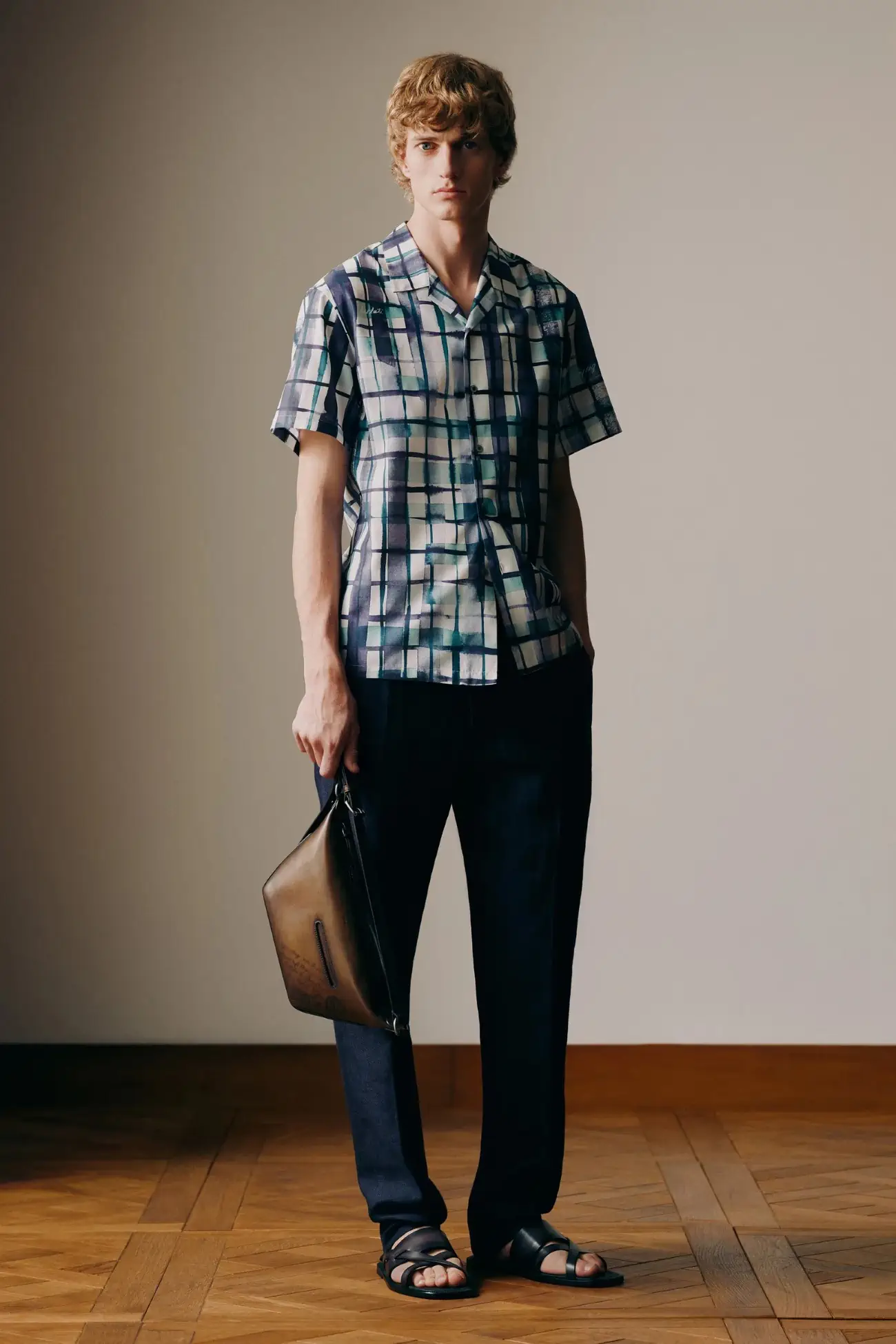 Berluti Printemps 2025, des baskets élégantes au chic olympique, une collection pour l'homme moderne