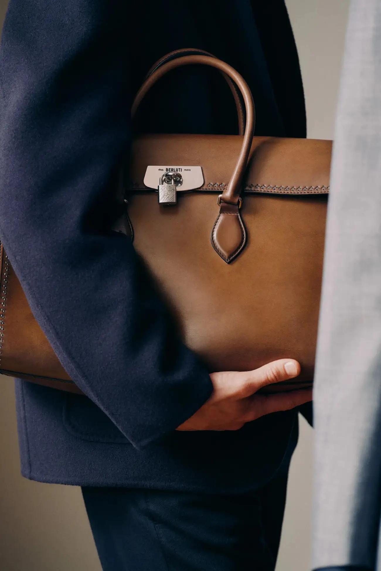 Berluti Printemps 2025, des baskets élégantes au chic olympique, une collection pour l'homme moderne