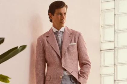 Brunello Cucinelli dévoile une collection Printemps 2025 imprégnée d'élégance classique avec une touche eighties