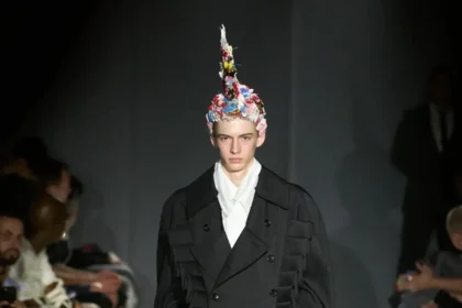Comme des Garçons Homme Plus Printemps 2025, une célébration de la lumière et de la transgression