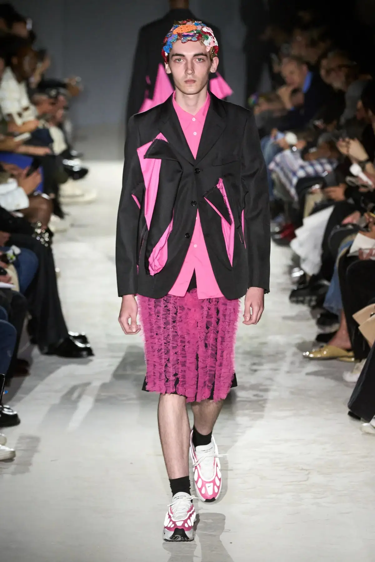 Comme des Garçons Homme Plus Printemps 2025, une célébration de la lumière et de la transgression
