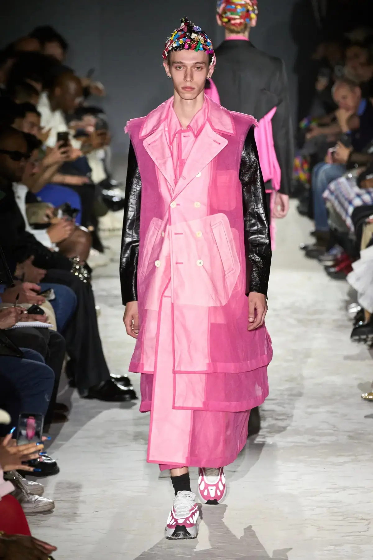 Comme des Garçons Homme Plus Printemps 2025, une célébration de la lumière et de la transgression