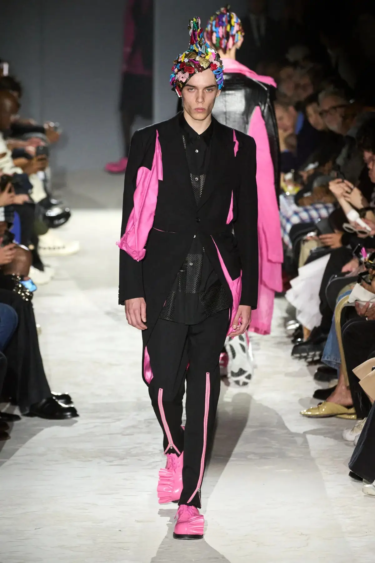 Comme des Garçons Homme Plus Printemps 2025, une célébration de la lumière et de la transgression