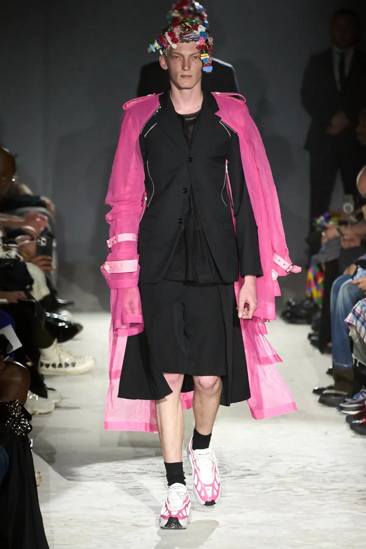 Comme des Garçons Homme Plus Printemps 2025, une célébration de la lumière et de la transgression