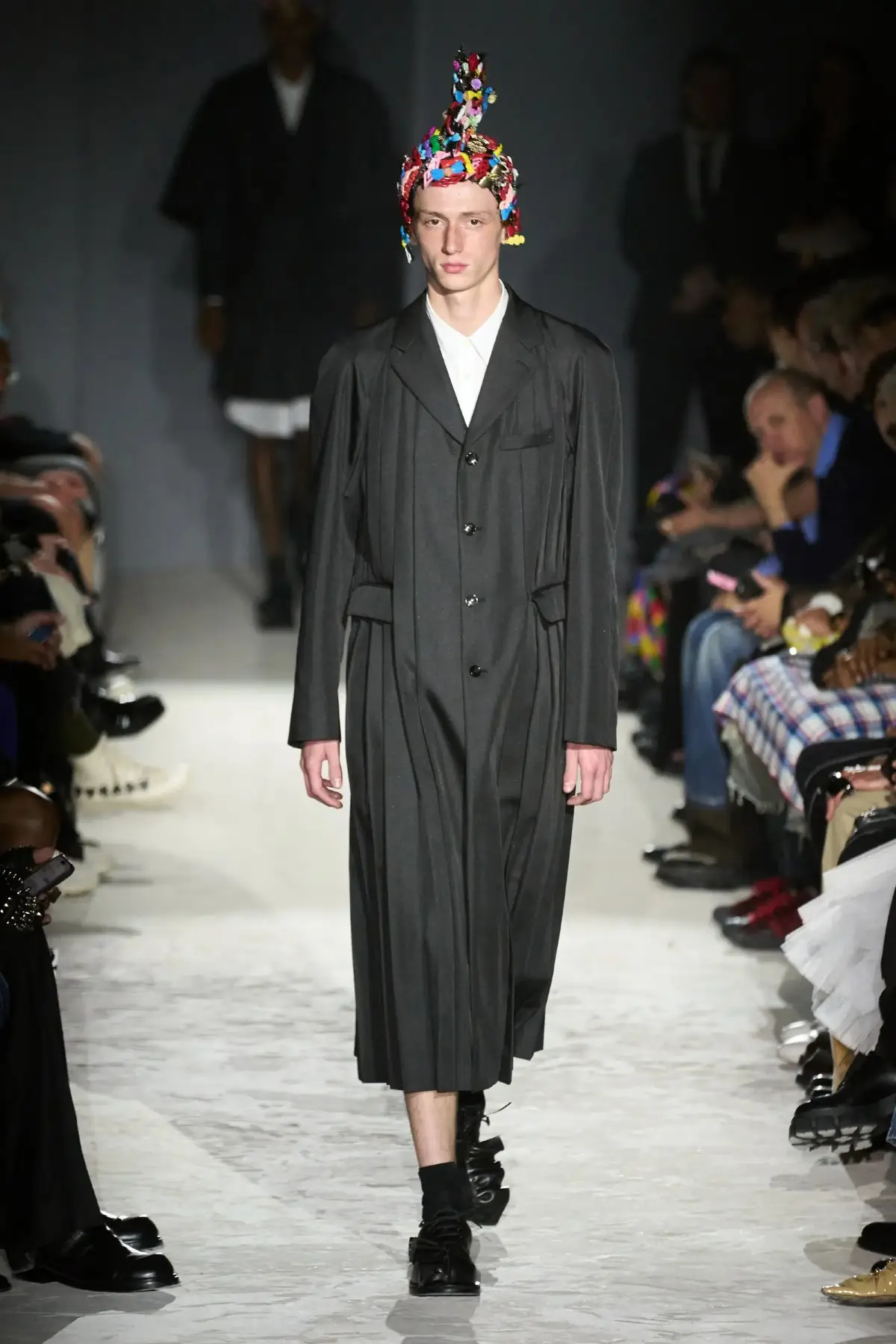 Comme des Garçons Homme Plus Printemps 2025, une célébration de la lumière et de la transgression
