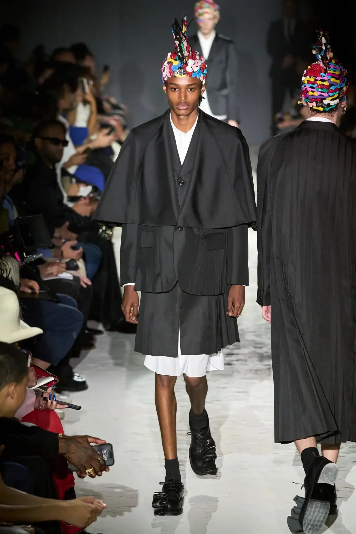 Comme des Garçons Homme Plus Printemps 2025, une célébration de la lumière et de la transgression