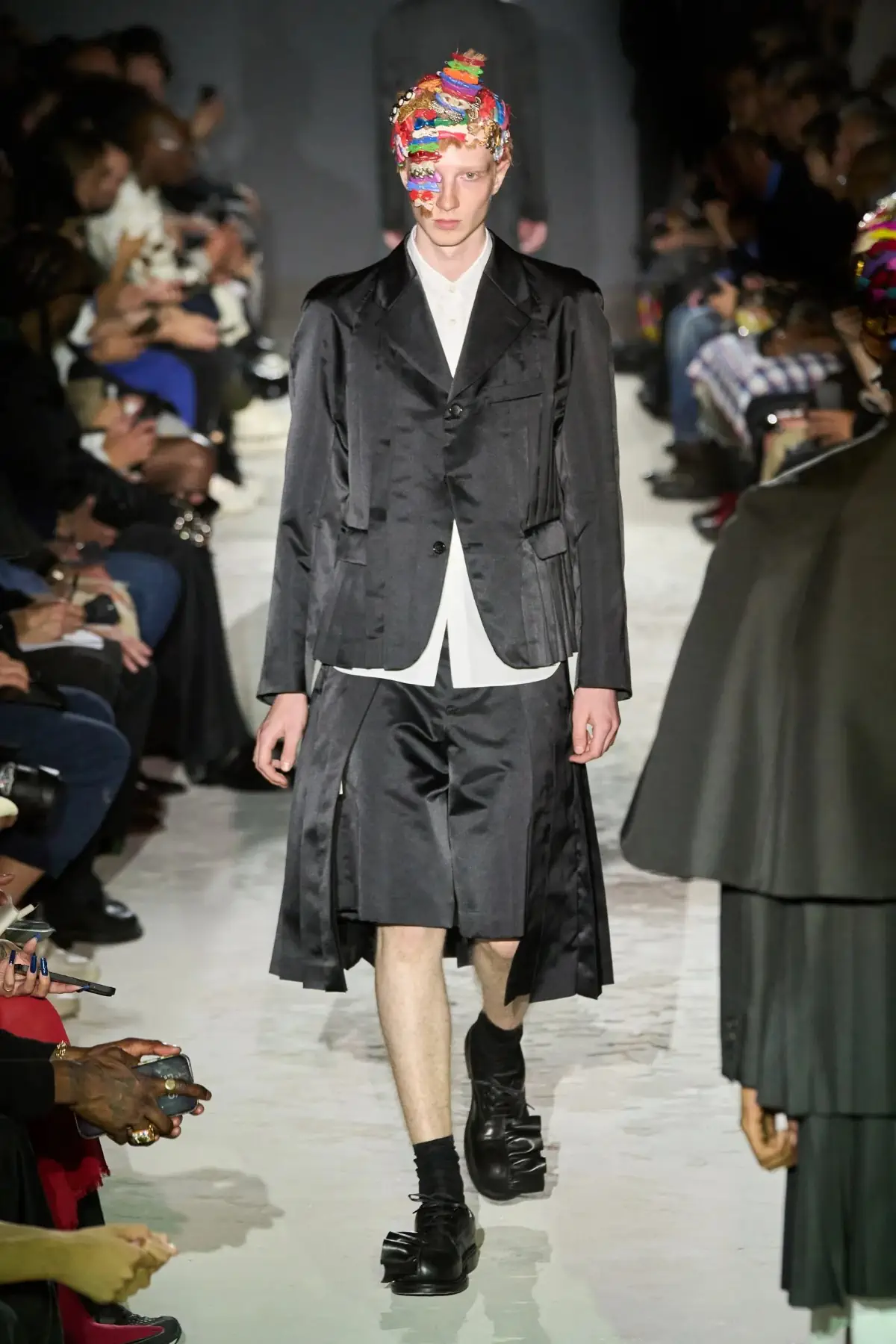 Comme des Garçons Homme Plus Printemps 2025, une célébration de la lumière et de la transgression