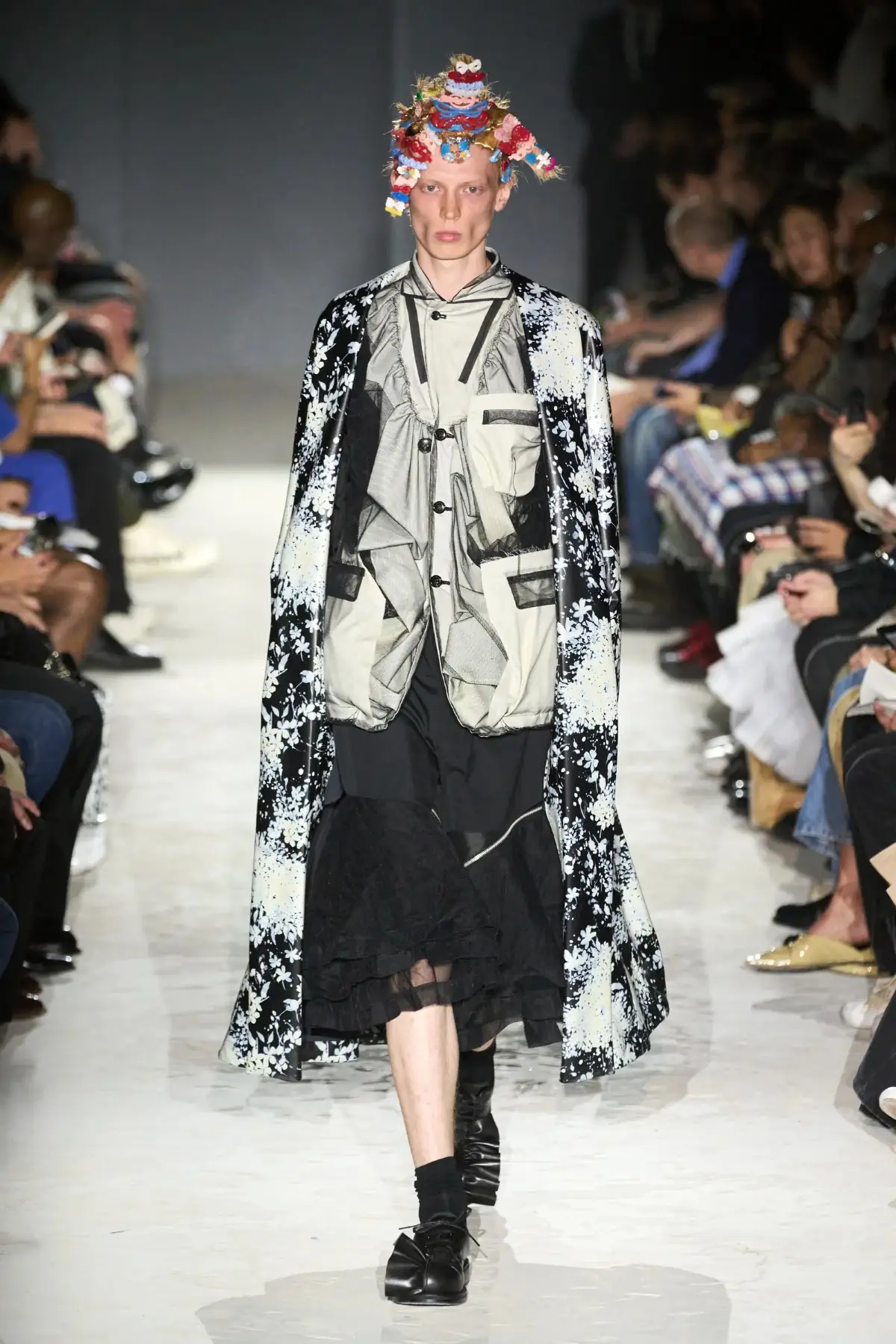 Comme des Garçons Homme Plus Printemps 2025, une célébration de la lumière et de la transgression