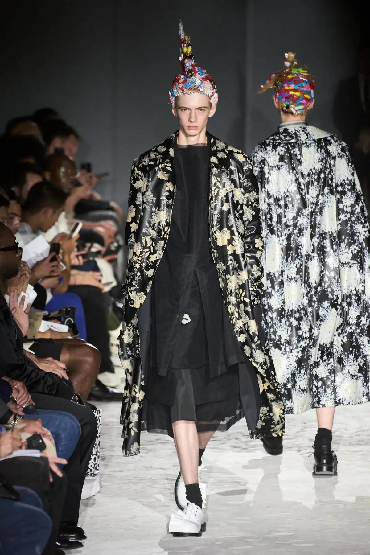 Comme des Garçons Homme Plus Printemps 2025, une célébration de la lumière et de la transgression