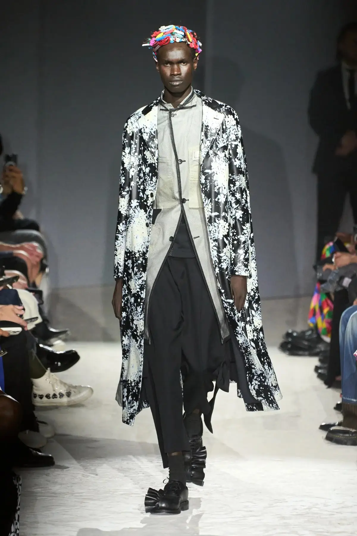 Comme des Garçons Homme Plus Printemps 2025, une célébration de la lumière et de la transgression