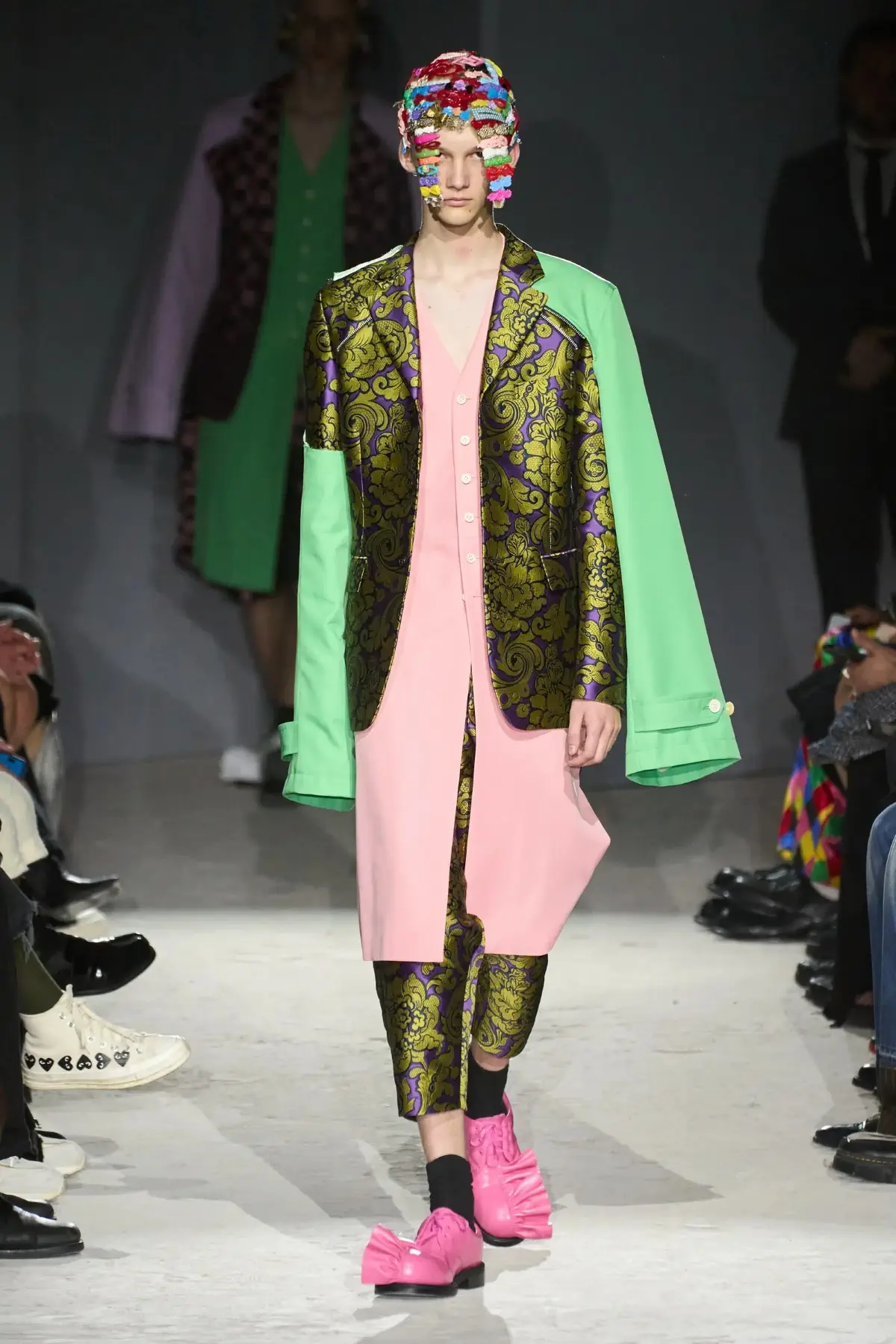 Comme des Garçons Homme Plus Printemps 2025, une célébration de la lumière et de la transgression