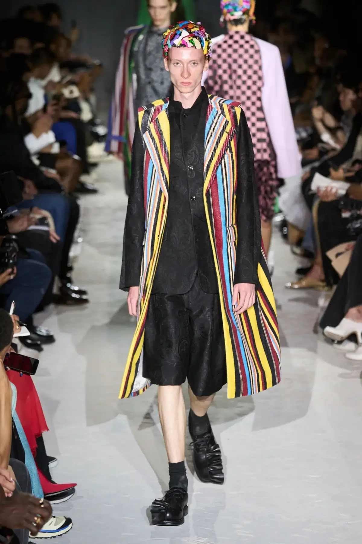 Comme des Garçons Homme Plus Printemps 2025, une célébration de la lumière et de la transgression