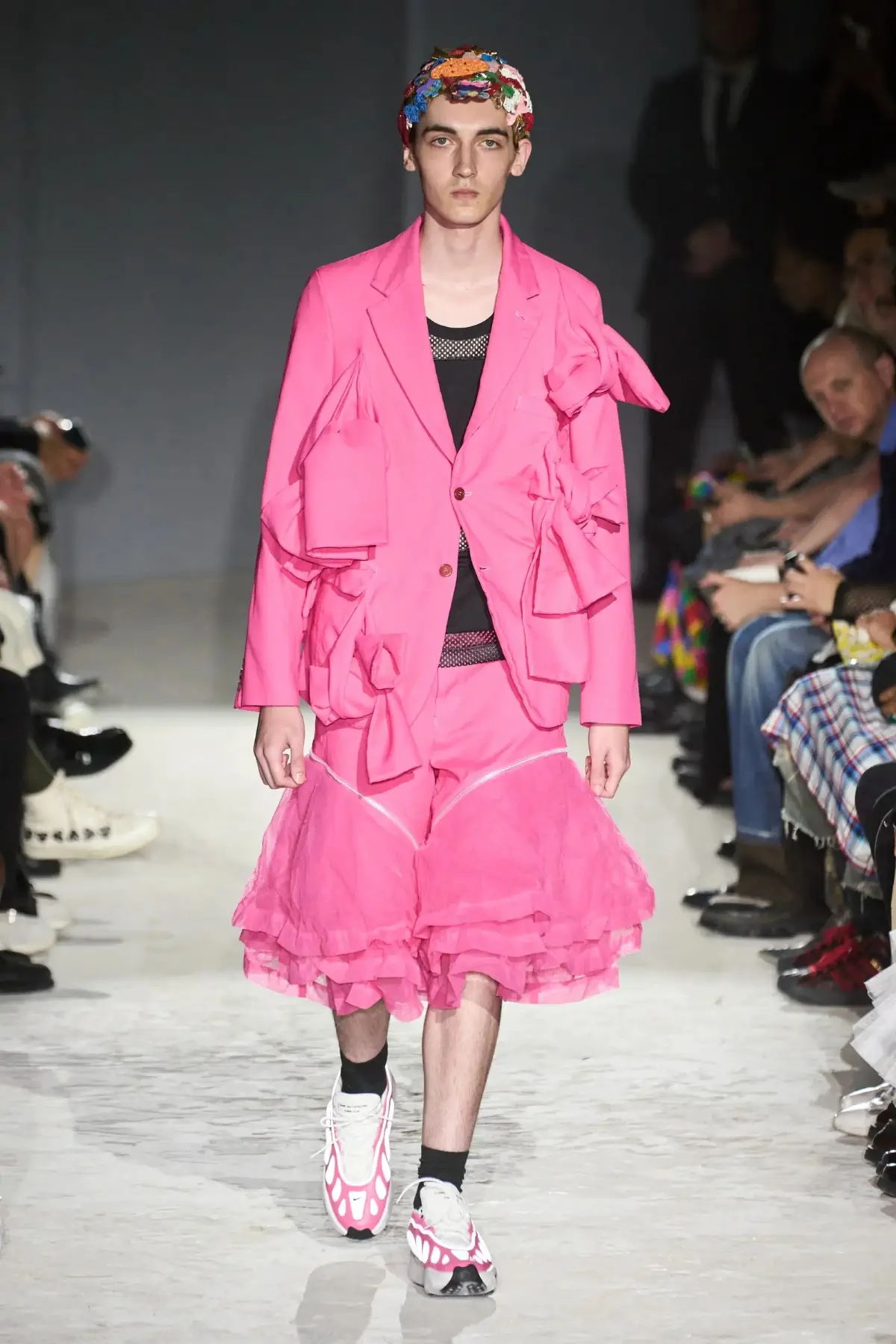 Comme des Garçons Homme Plus Printemps 2025, une célébration de la lumière et de la transgression