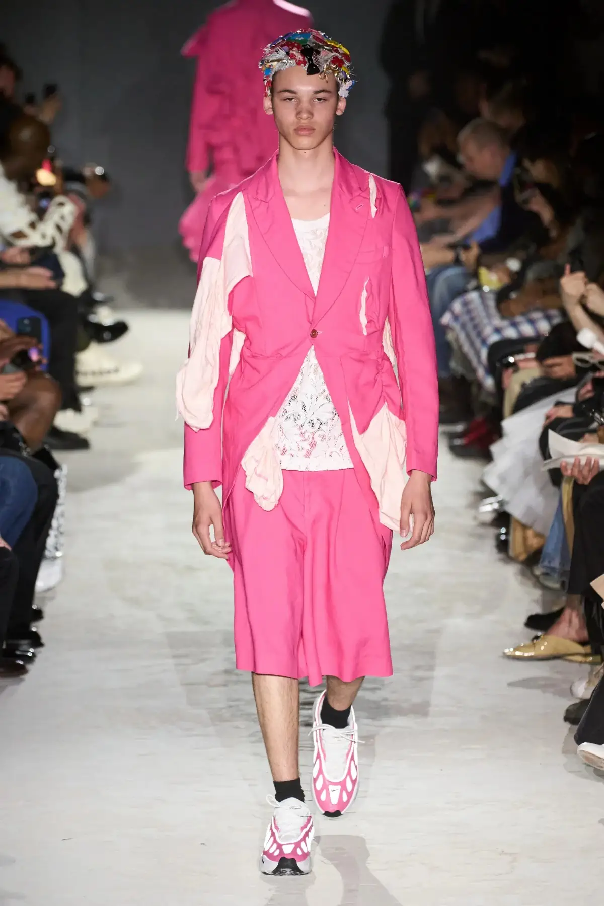 Comme des Garçons Homme Plus Printemps 2025, une célébration de la lumière et de la transgression