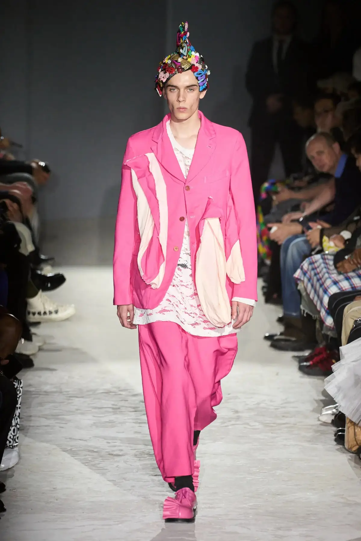 Comme des Garçons Homme Plus Printemps 2025, une célébration de la lumière et de la transgression