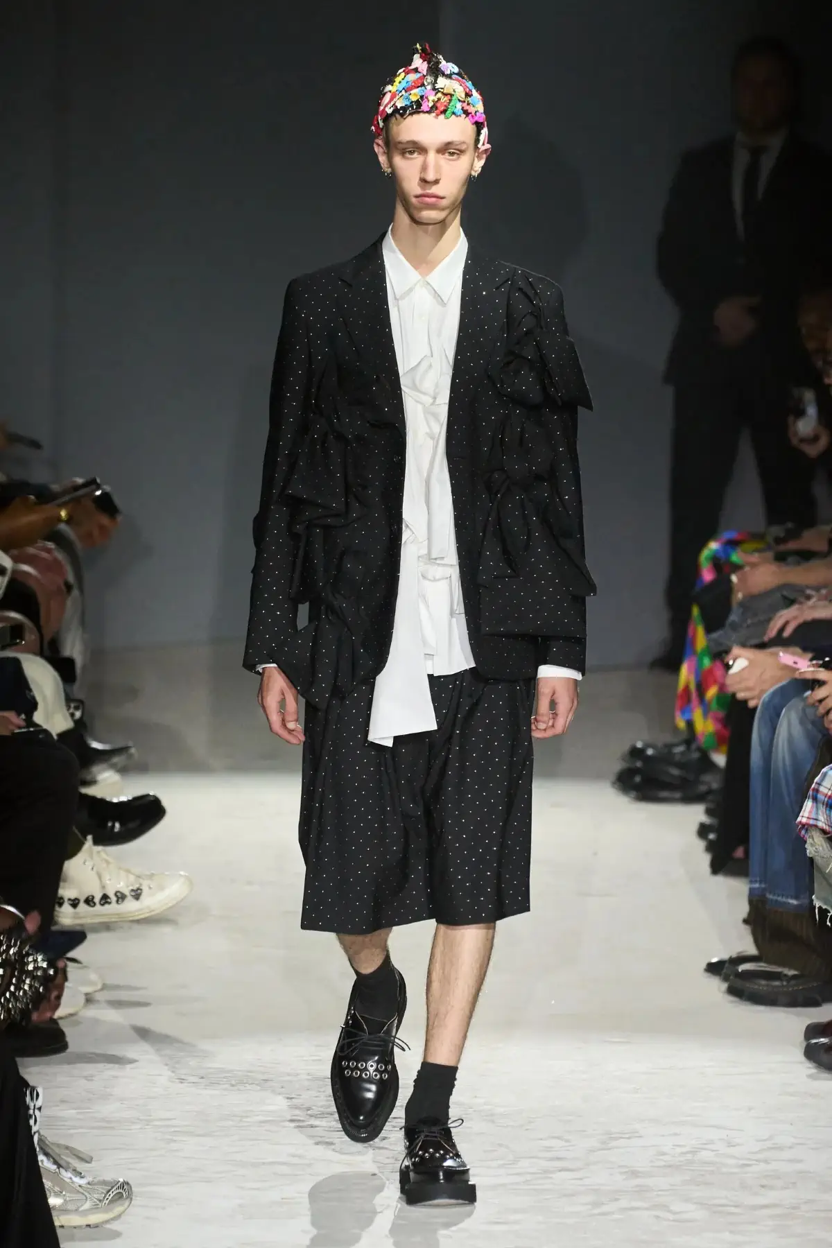 Comme des Garçons Homme Plus Printemps 2025, une célébration de la lumière et de la transgression