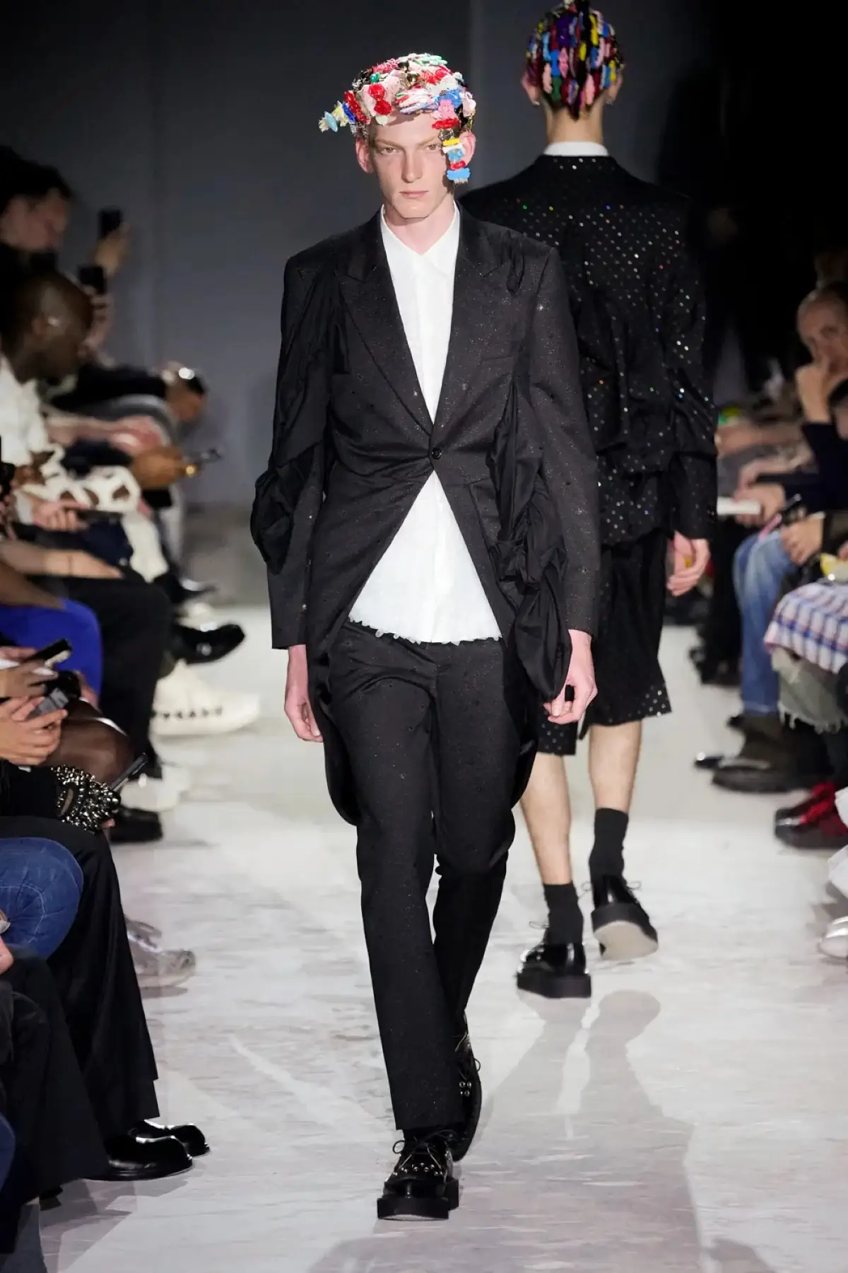 Comme des Garçons Homme Plus Printemps 2025, une célébration de la lumière et de la transgression