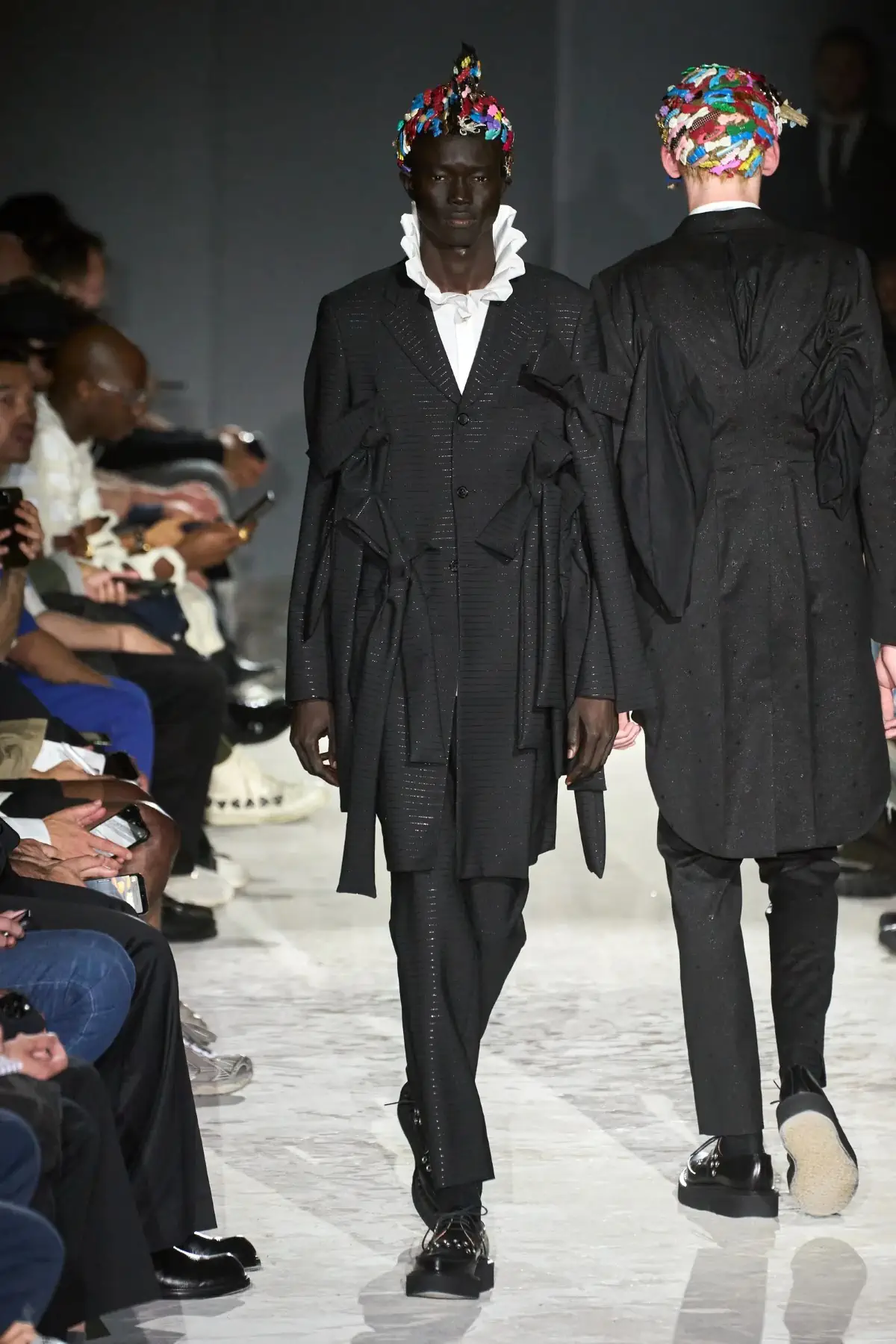 Comme des Garçons Homme Plus Printemps 2025, une célébration de la lumière et de la transgression
